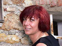 Horny mature lady playing with herself in the garden