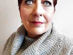 Glamour older damsel spreading her pussy lips