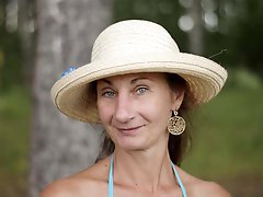 Mature mom is showing her sexy lines on camera