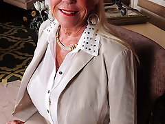 Big brested american mature lady feeling a bit naughty