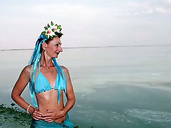 Turqouuse outfil and Volga-river